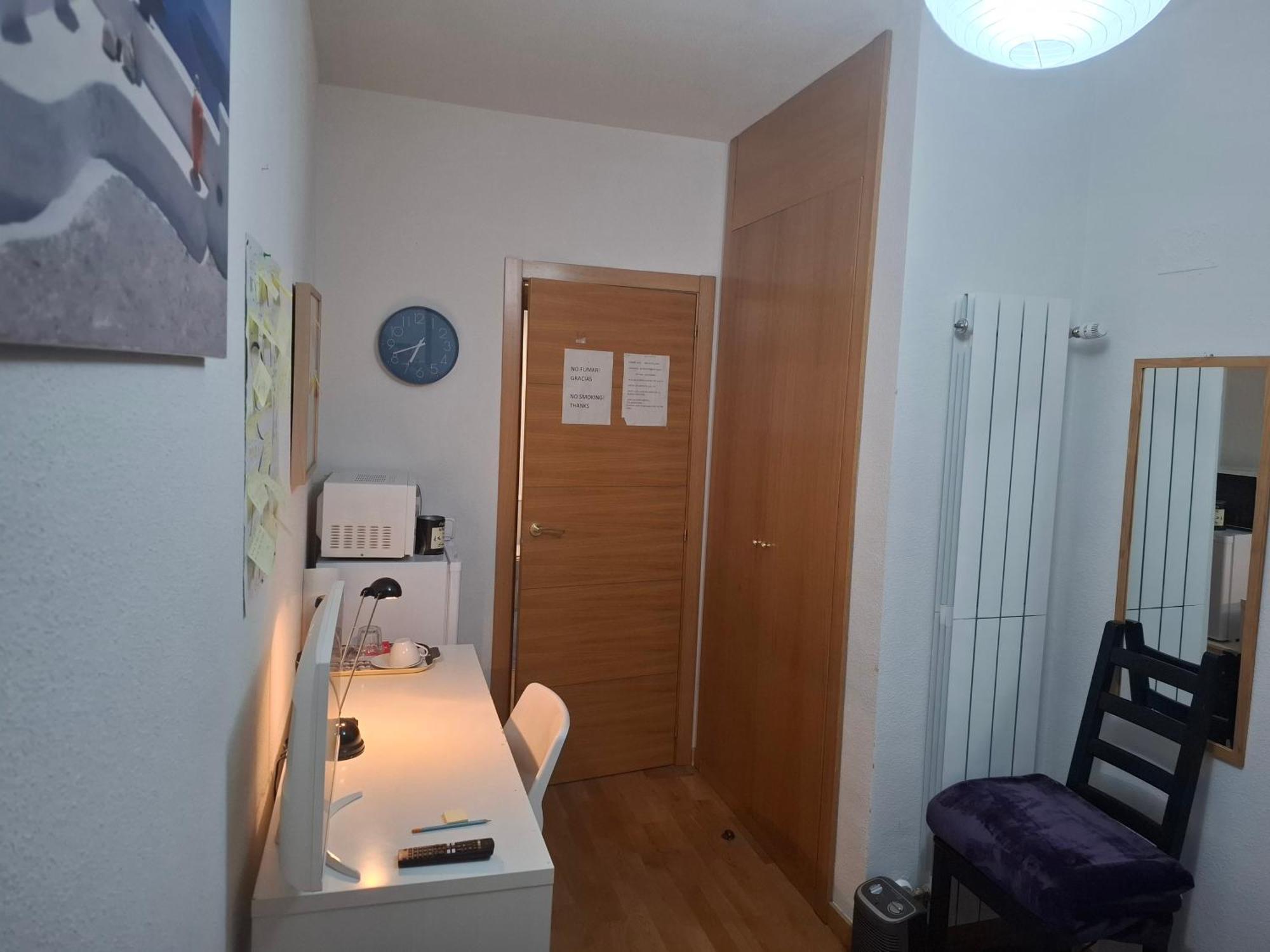Habitaciones Individuales Madrid: Tranquil Airport Retreat San Sebastian de los Reyes Exterior photo
