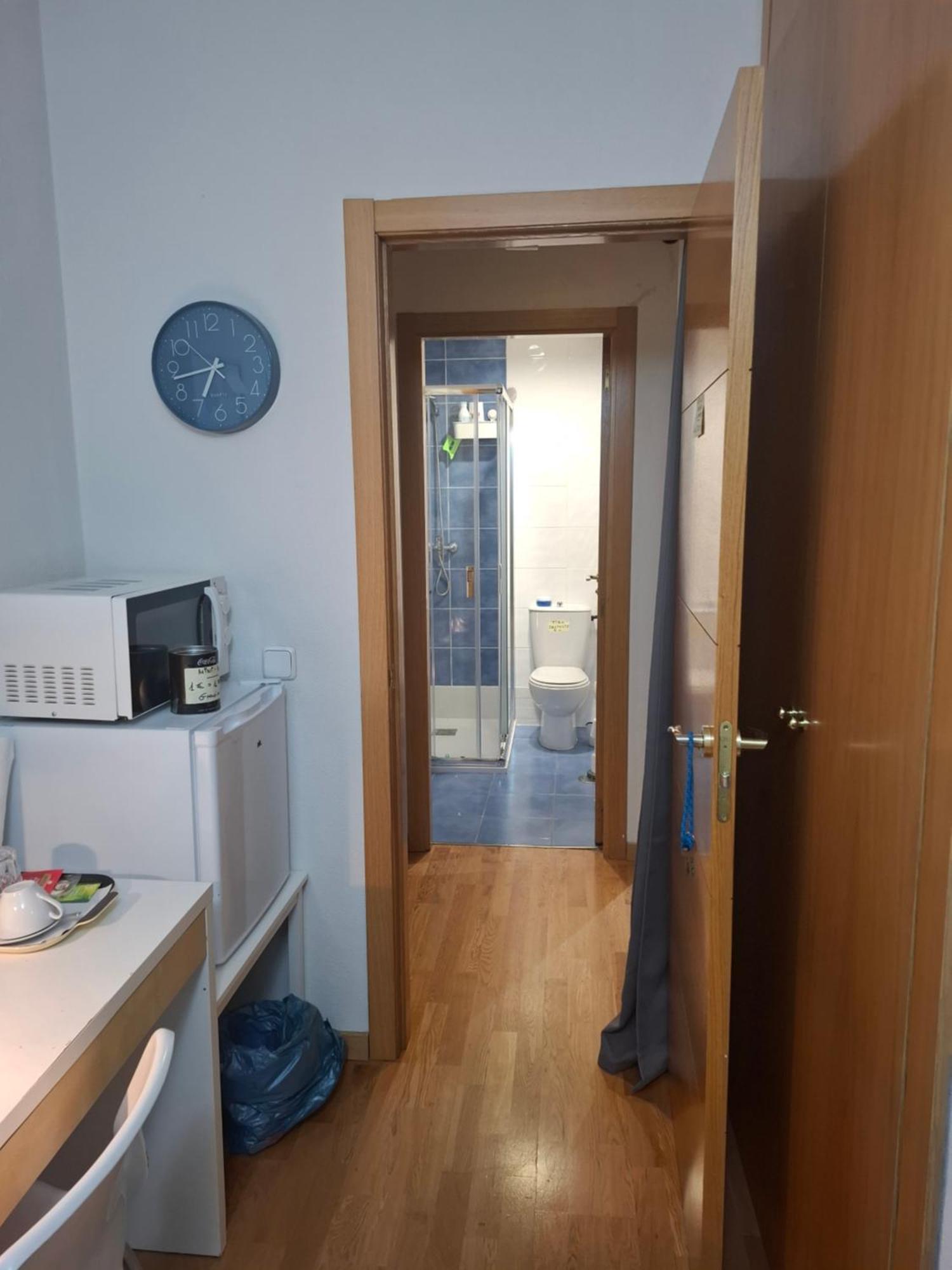 Habitaciones Individuales Madrid: Tranquil Airport Retreat San Sebastian de los Reyes Exterior photo
